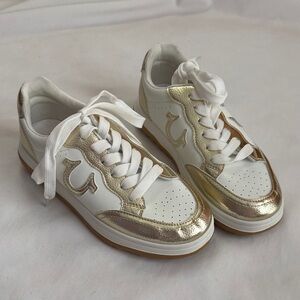 True Religion White Sneakers with Gold Detail, Size 6, NEW, MAKE AN OFFER!!!
